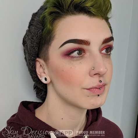 Vertical Philtrum Piercing, Vertical Philtrum, Jestrum Piercing, Philtrum Piercing, Face Piercings, Cool Piercings, Facial Piercings, Body Modification, Piercing Ideas