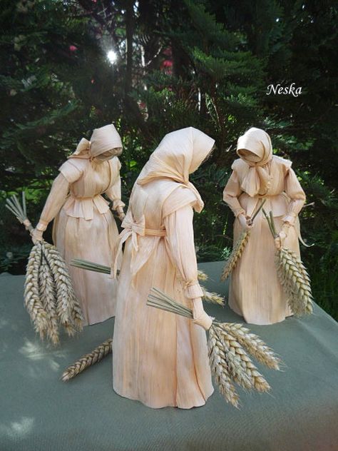 Corn Leaf Craft, Corn Husk Crafts, Corn Dolly, Lavender Crafts, Corn Husk Dolls, Landscaping Design Ideas, Knitted Toys Free Patterns, Fairy Art Dolls, House Landscaping