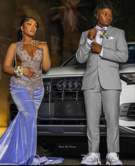 Purple And Grey Prom Couple, Purple Prom Outfits, Lavender Prom Couple, Silver Prom Suits, Prom Black Couples, Prom Couples Outfits, Purple Prom Suit, Prom 2k24, Couple Prom