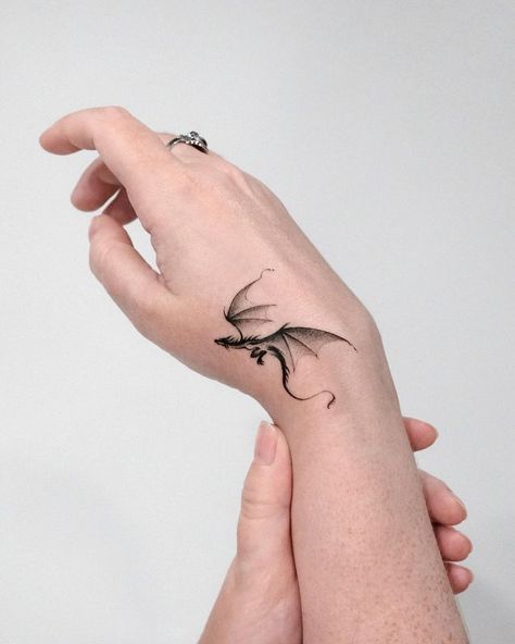 Simple Dragon Tattoo Men, Dragon Tattoo On Hand, Tattoo Toothless, Dragon Age Tattoo, Minimalist Dragon Tattoo, Toothless Dragon Tattoo, Toothless Tattoo, Dragon Hand Tattoo, Small Dragon Tattoos