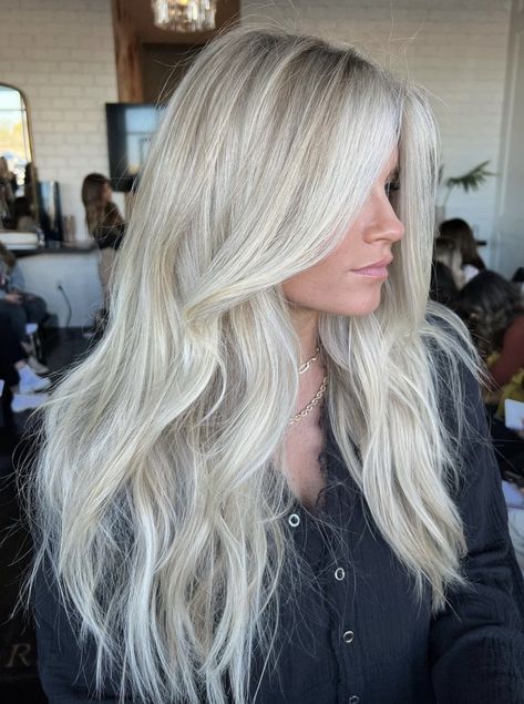 Hair Ideas Money Piece, Layered Platinum Blonde Hair, Blonde Hair Bright Money Pieces, Bright Old Money Blonde, Bright Blonde Dimensional Hair, Lived In Bright Blonde With Money Piece, Ashy Blonde Hair With Money Piece, Bright Blonde With Money Piece, Bright Blonde Money Piece