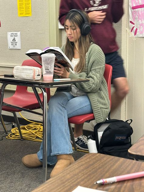 Reading And Headphones Aesthetic, Studying With Headphones, Romanticising School Aesthetic Pictures, Studying Headphones, Romanticizing School Aesthetic Pictures, Nerd Girl Aesthetic, Nerdy Girl Aesthetic, School Rory Gilmore, Headphones Aesthetic Girl