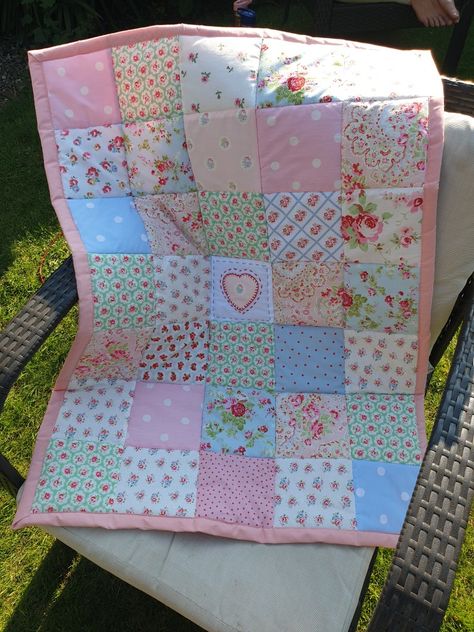 Love Shack Fancy Quilt, Coquette Quilt, Kawaii Quilt, Quilt Layout Ideas, Doctor Anatomy, Patchwork Aesthetic, Quilt Easy, How To Quilt, Pink Quilt