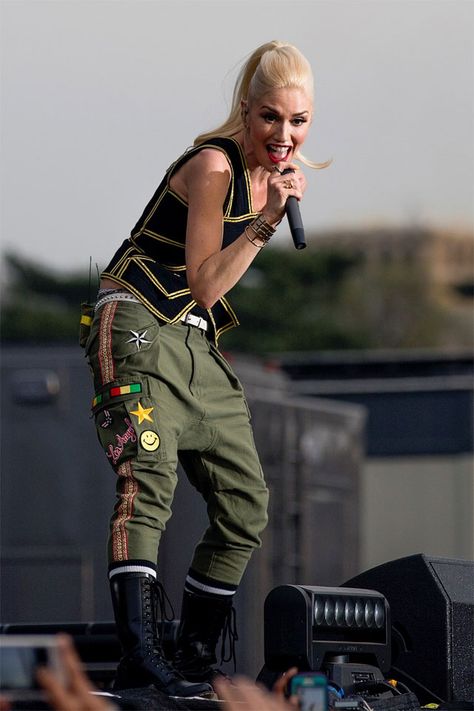 #GwenStefani #GwenStefaniNetWorth #GwenStefaniNetWorth2021 #GwenStefaniBiography #GwenStefaniWiki #GwenStefaniCareer #GwenStefaniFacts Gwen Stefani 2000s, Drop Crotch Pants Women, Gwen Stefani Pictures, Gwen Renée Stefani, Gwen Stefani No Doubt, Low Crotch Pants, Gwen Stefani Style, Gwen And Blake, Hollaback Girl