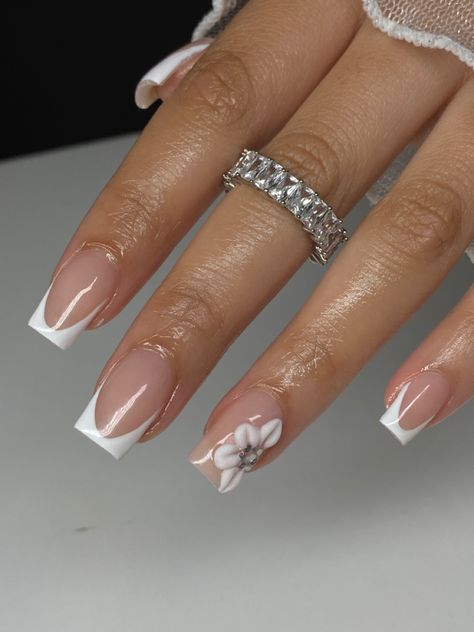 Back To School Nails Senior Year, Nails For 8th Grade Graduation, Latina Short Nails, Baptism Nails Ideas, Short Nail Designs Wedding, Short Nails Ideas White, First Communion Nails, Gold And White Nails Acrylic, Latina Nails Short