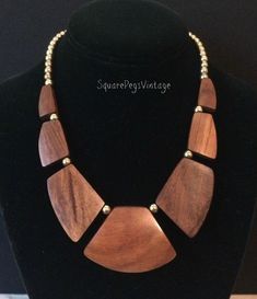 Wood Necklace Pendant, Coconut Jewelry, Wood Jewelry Diy, Wooden Jewelery, Terracotta Jewellery Designs, Wood Jewelery, Wood Resin Jewelry, Antique Necklaces, Jewelry Wood