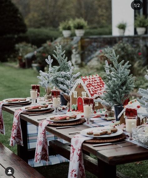 Christmas Farm Table Decor, Kids Christmas Tablescape, Cute Christmas Table Settings, Best Christmas Table Settings, Christmas Dinner Outside, Christmas Picnic Table Decor, Christmas Seating Ideas, Whimsical Christmas Tablescapes, Outdoor Christmas Table Decor