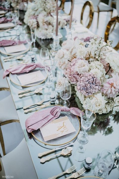 #wedluxe #wedluxemagazine #pink #gold #velvet #velour #reception #decor #wedding #table #tabelscape #florals Purple Table Settings, White Wedding Table Setting, Round Table Settings, White And Gold Decor, Gold Reception, Gold Table Setting, Bridal Lengha, Round Table Decor, Purple Table