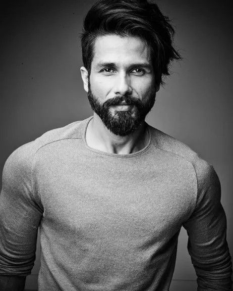 Shahid Kapoor Shahid Kapoor Hairstyle, Beard Growth Kit, Mens Hairstyles With Beard, Gents Hair Style, Mens Hairstyles Thick Hair, Mens Photoshoot Poses, Bollywood Hairstyles, Men Haircut Styles, Cool Hairstyles For Men