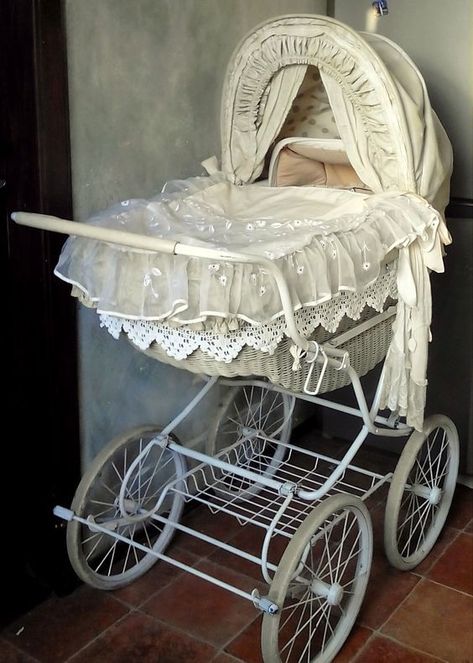 Vintage Pram, Baby Pram, Baby Buggy, Baby Room Inspiration, Prams And Pushchairs, Casa Vintage, Nursery Room Inspiration, Dolls Prams, Baby Prams