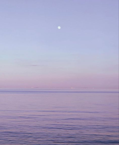 #moon #sea #ocean #beach #lilac #nature Lavender Sky Aesthetic, Phone Moodboard, Calm Sky, Moon Sea, Lilac Sky, Cream Aesthetic, Iphone Design, Beige Aesthetic, Summer Breeze