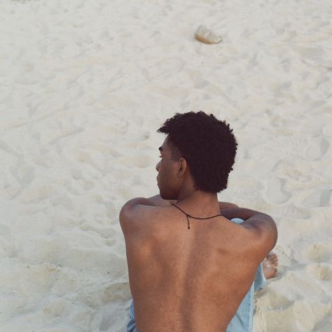 Beach Pictures Man, Beach Film Photography 35mm, Beach Pictures Men, Beach Pics Men, Boys Aesthetic Pictures, Summer Boy Aesthetic, Off White Aesthetic, Surfer Boy Aesthetic, Beach Film Photography