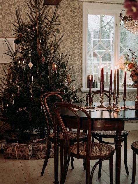 Classy Christmas Tree, Cozy Christmas Decor, Swedish Christmas, Classy Christmas, Cottage Christmas, Christmas Interiors, Christmas Inspo, Christmas Tree Ideas, Christmas Dining