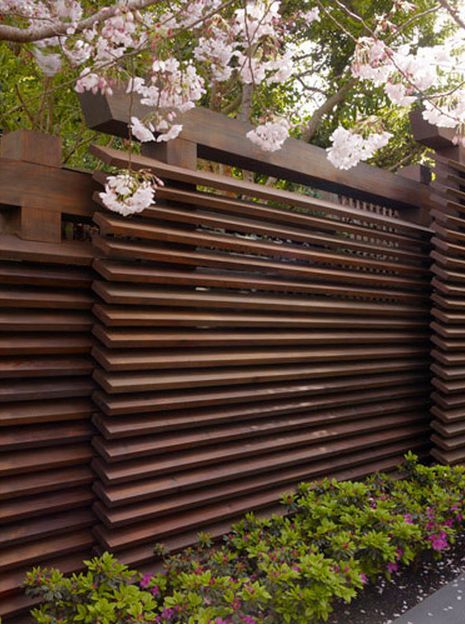 Modern Japanese Garden Landscapes, Pagar Modern, Modern Japanese Garden, Japanese Garden Landscape, Modern Fence Design, Privacy Fence Designs, Garden Screening, Garden Wallpaper, Privacy Fences