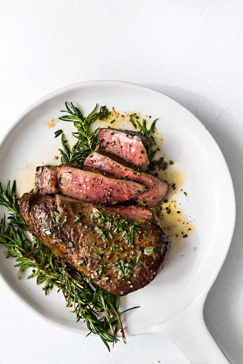 Beef Steak Recipes, Food Photography Inspiration, Steak Dinner, Steak Recipes, Food Presentation, Food Cravings, Aesthetic Food, Food Photo, Food Inspiration