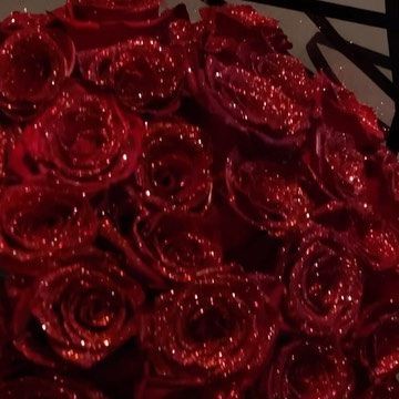 Red Glitter Roses, Bunch Of Red Roses, Roses Bouquet Gift, Ribbon Flowers Bouquet, Arte Aesthetic, Luxury Flower Bouquets, Rose Centerpieces, Red Rose Bouquet, Roses Red