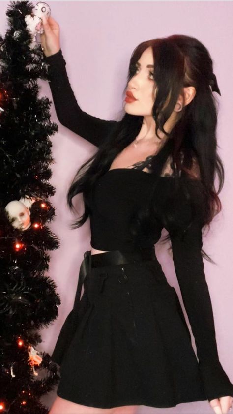 Gothmas Outfit, Holiday Goth Outfits, Goth Xmas Outfit, Goth Christmas Photoshoot, Goth Christmas Aesthetic Outfit, Gothic Christmas Outfit, Christmas Goth Outfit, Alt Christmas Outfits, Goth Christmas Outfit