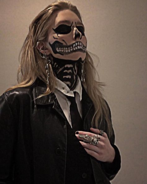 Skeleton Mask Costume, Cool Skeleton Costume, Cute Skeleton Halloween Costumes, Elegant Halloween Makeup, Face Paint Skeleton Easy, Skeleton Goth Makeup, Halloween Character Makeup Ideas, Halloween Inspo Makeup, Halloween Makeup Unique