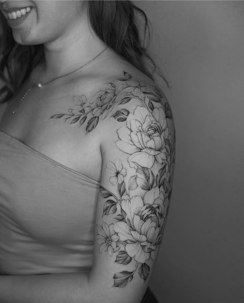 Shoulder Sleeve Tattoos, Feminine Tattoo Sleeves, Flower Tattoo Shoulder, Floral Tattoo Sleeve, Shoulder Tattoos For Women, Arm Tattoos For Women, Sleeve Tattoos For Women, Elegant Tattoos, Feminine Tattoos