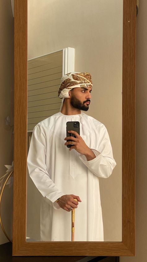 Arabic Men Wedding Outfit, Muslim Men Aesthetic, Thobes Men Arab, Men Wedding Outfit, Thobes Men, Muslim Men Clothing, Arab Aesthetic, Arab Style, Arab Men Fashion