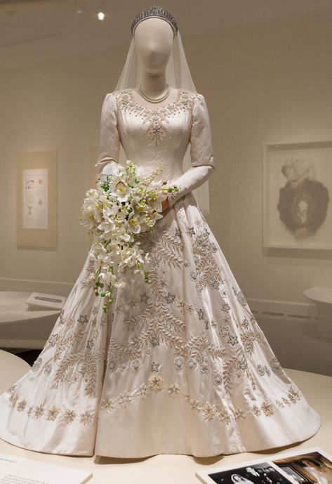 Princess Elizabeth Wedding, Queen Elizabeth Ii Wedding Dress, British Princess Dress, Wedding Royal Dress, Traditional English Wedding Dress, Queen Elizabeth Wedding Dress, Queen Elizabeth Dresses, Old Fashion Wedding Dresses, Reign Wedding Dress