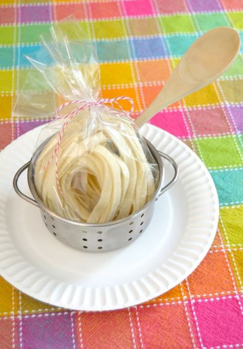 How to Make Your Own Felt Pasta (Italy) -- part of the Kids' Culinary Passport series to cook and craft your way around the world. Felt Food Diy Pasta, Felt Pasta, Pasta Italy, Felt Craft Projects, Real Foods, Kids Play Kitchen, Felt Play Food, Pretend Food, Food Patterns