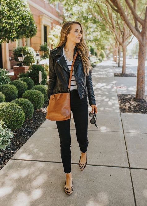 Striped tee and black jeans with black leather jacket Statement Shoes Outfit, Moto Jacket Outfit, Black Leather Jacket Outfit, Merricks Art, Jeans And T Shirt Outfit, Fall Style Guide, Out Outfits, Black Jeans Outfit, Leather Jacket Outfits