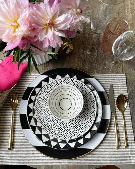 Black And White Dishes Table Settings, Thyme And Table Dinnerware Set, Mix And Match Dinnerware Ideas, Black And White Dining Table Decor, Table Setting Black Plates, Black Dining Table Setting, Black And White Plates Table Setting, Thyme And Table Dinnerware Ideas, Black Dinnerware Table Settings