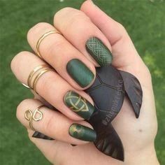 Nails Dark Green, Maquillage Harry Potter, Avengers Nails, Irish Nails, Marvel Nails, Harry Potter Nails, Halloweenský Makeup, Emerald Nails, Celtic Green