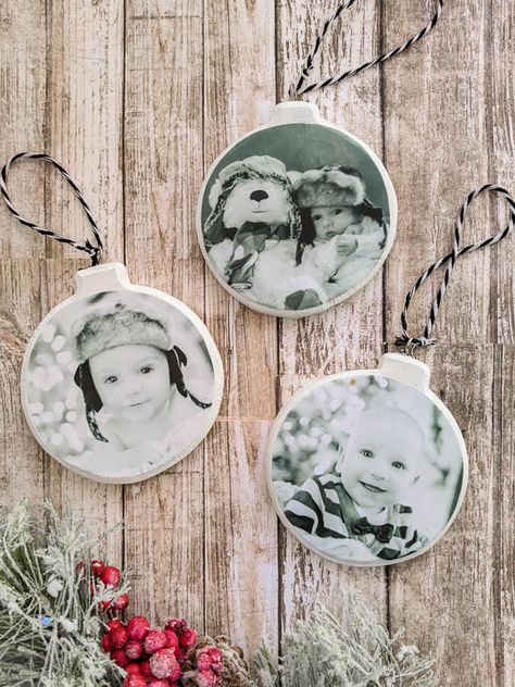 Diy Photo Ornaments, Crafty Christmas Gifts, Picture Christmas Ornaments, Diy Christmas Lights, Farmhouse Christmas Ornaments, Easy Christmas Ornaments, Picture Ornaments, Diy Christmas Tree Ornaments, Photo Christmas Ornaments