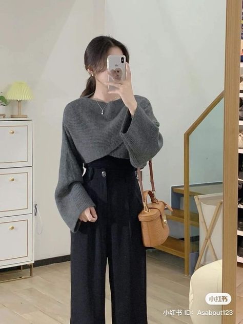 Korean Outfits With Pants, Black And Gray Outfits Aesthetic, Alfits Ideas Womens Fashion, Korean Chic Fashion, Board Shoulders Women Outfit, Pretty Style Outfit, Korean Girl Outfits Street Style, Monsoon Outfits For Women, Fully Covered Outfits