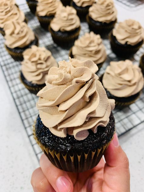 Mocha Whipped Cream, Chocolate Coffee Cupcakes, Mocha Icing, Whipped Cream Frosting Recipe, Cream Filling Recipe, Whipped Cream Icing, Cupcake Toppings, Mocha Frosting, Flavored Whipped Cream