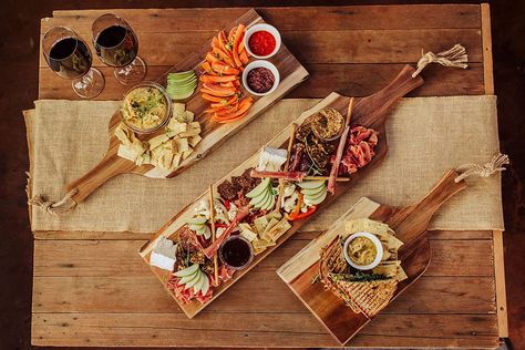 TOSCANA - a Picnic Time Brand - Artisan 24" Acacia Charcuterie Board with Raw Wood Edge, Cheese Board, Serving Platter, (Acacia Wood) 30 Charcuterie Board, Wood Serving Platter, Cheeseboard Gift, Cheese Board Set, Cheese Tasting, Cocktail Set, Serving Trays With Handles, Serving Table, Picnic Time