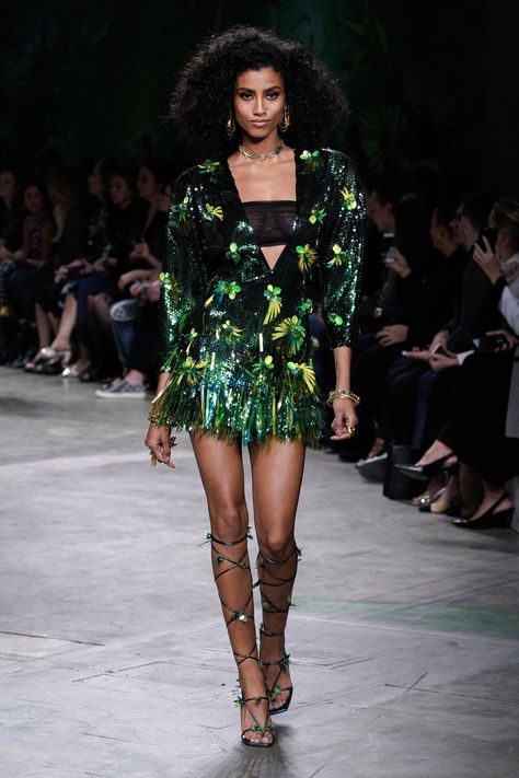 FashionweekNYC on Twitter: "Imaan Hammam, Adut Akech & Kaia Gerber walking the @Versace Spring 2020 Runway… " Imaan Hamman, Versace 2020, Imaan Hammam, Runway Ready To Wear, Versace Runway, Runway 2020, Versace Spring, Versace Fashion, Donatella Versace