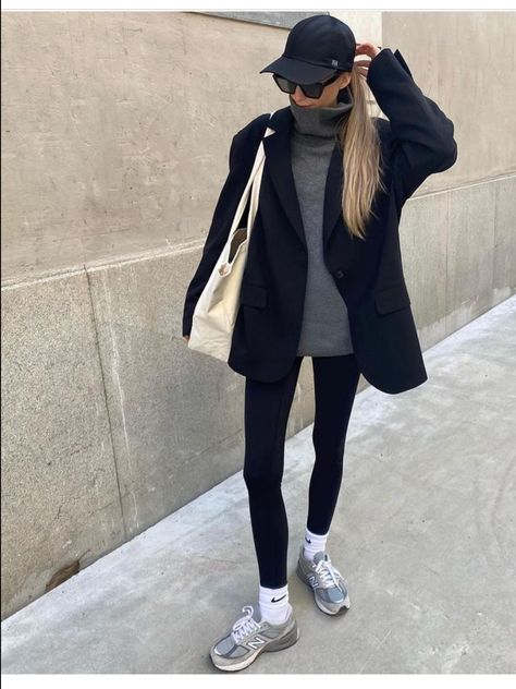 Dad Shoes Outfit Women, 990 Outfit, Outfits Cumpleaños, Outfits Clase, Nb 990, Grey Sneakers Outfit, Fashion Inspo Winter, Outfit Comodo, Outfits Leggins