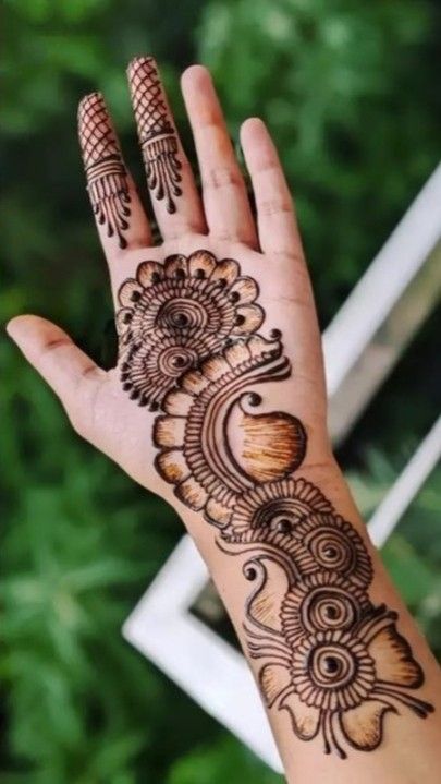 Bail Henna Designs Front Hand, Bail Mehendi, Indian Mehndi Designs Hands, Black Mehndi Designs, Black Mehndi, Front Mehndi, Creative Snaps, Arabic Designs, Front Mehndi Design