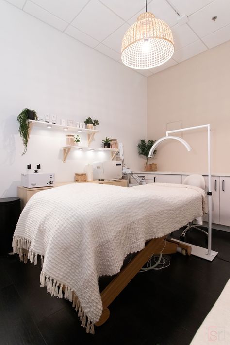 Home Microblading Room, Boho Theme Lash Room, Spa Room Furniture, Spa Studio Design, Clean Studio Aesthetic, Cute Spa Room Ideas, Esthetician Spa Decor, Boho Suite Decor, Outfits For Estheticians