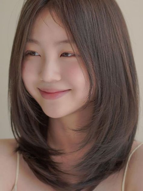 face framing Korean shoulder length haircut Pretty Hair Cuts, Ash Brown Hair Color, Hair Style Korea, Hair Inspiration Long, Layered Haircuts For Medium Hair, Hair Inspiration Short, Hairstyles For Layered Hair, Shot Hair Styles, Shoulder Length Hair Cuts