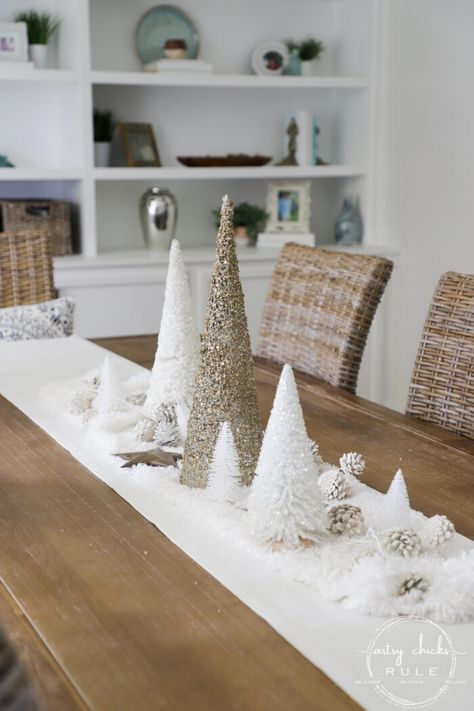 Christmas Decor Ideas Dining, White Christmas Decor Ideas, Christmas Decor Inspiration, Christmas Tree Inspiration, White Christmas Trees, White Christmas Decor, Christmas Inspo, Christmas Decorations For The Home, Office Christmas