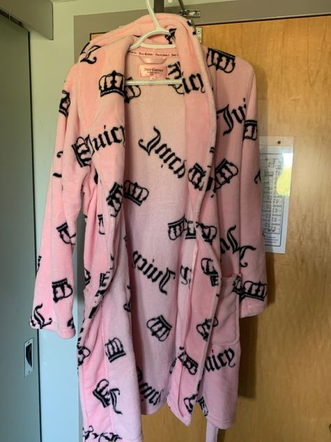 Jucie Coture, Juicy Couture Robe, Juicy Couture Pajamas, Juicy Culture, Bold Fashion Outfits, Juicy Couture Clothes, Fancy Robes, Juice Couture, Mcbling Fashion