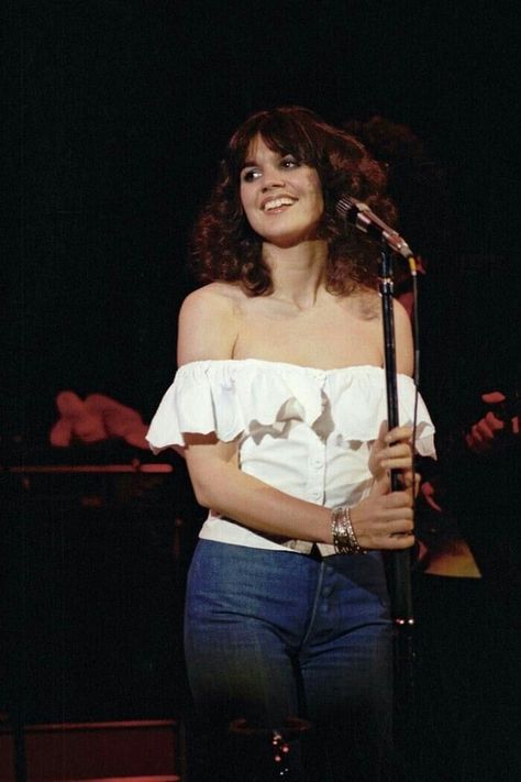 Soft Gamine, Linda Ronstadt, Women Of Rock, John Denver, Female Musicians, Stevie Nicks, Female Singers, 70s Fashion, On Stage