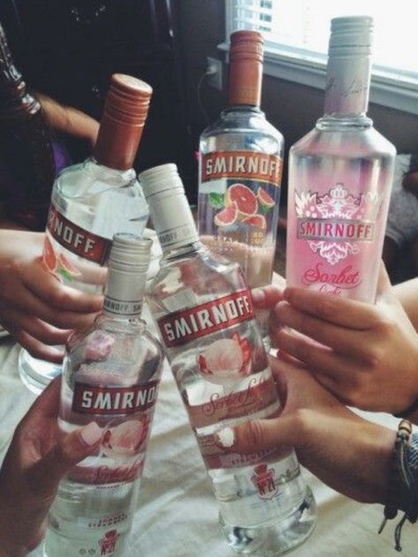 Pretty Alcoholic Drinks, Alcohol Aesthetic, Makanan Diet, Blue Curacao, Puff And Pass, Getting Drunk, Vodka Bottle, Ritual, Sake