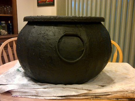 How to make a large cauldron out of a cheap plastic bucket - very cool! (Mostly for Halloween, I guess, but I'm actually using this for Harry Potter props. :)) Diy Large Black Cauldron, Diy Black Cauldron, Large Cauldron, Halloween Forum, Anniversaire Harry Potter, Witch Diy, Witches Cauldron, Xmas Lights, Latex Paint