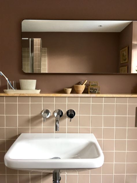 The marble shelf dictated the tiles and wall colour in this bathroom. Paint & paper library Rouge 2 and Matt porcelain rose tiles ❤️ Bathroom Tile Shelf, Tiled Shelf Bathroom, Colour Tiled Bathroom, Bathroom White Tiles Coloured Walls, Square Tiles Bathroom, Marble Shelf Bathroom, Painted Tiles Bathroom, Red Bathroom Tiles, Quarry Tile Bathroom