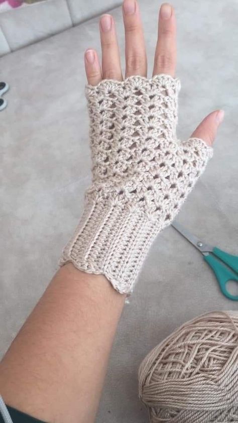 Yarn Diy Projects, Crochet Gloves Free Pattern, Crochet Fingerless Gloves Free Pattern, Fingerless Gloves Crochet Pattern, Glove Pattern, Crochet Gloves Pattern, Crochet Brooch, Mode Crochet, Gloves Pattern