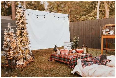 Cozy Backyard Christmas Movie Party Ideas - Haute Off The Rack Winter Outdoor Movie Night Party Ideas, Backyard Christmas Decorations, Outdoor Christmas Movie Party, Backyard Holiday Party, Christmas Bonfire Party Ideas, Christmas Outdoor Party Decorations, Cozy Outdoor Movie Night, Winter Backyard Party, Christmas Party Outside