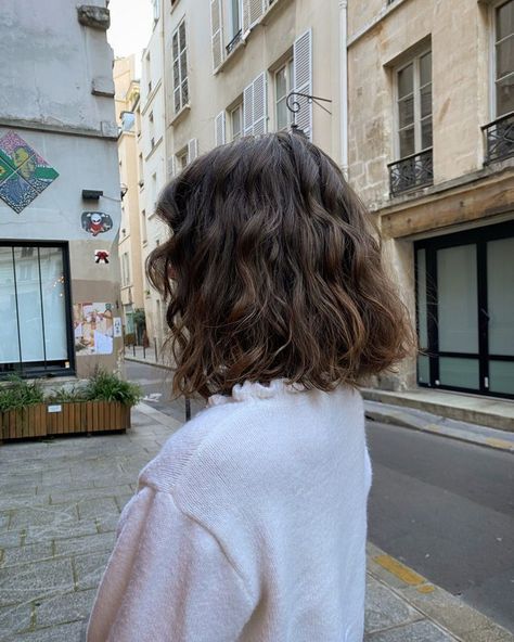 Pelo Bob Ondulado, Short Wavy Haircuts, Natural Curly Hair Cuts, Thick Wavy Hair, Curly Hair Photos, Haircut Inspo, Wavy Haircuts, Cute Curly Hairstyles, Short Curly Haircuts