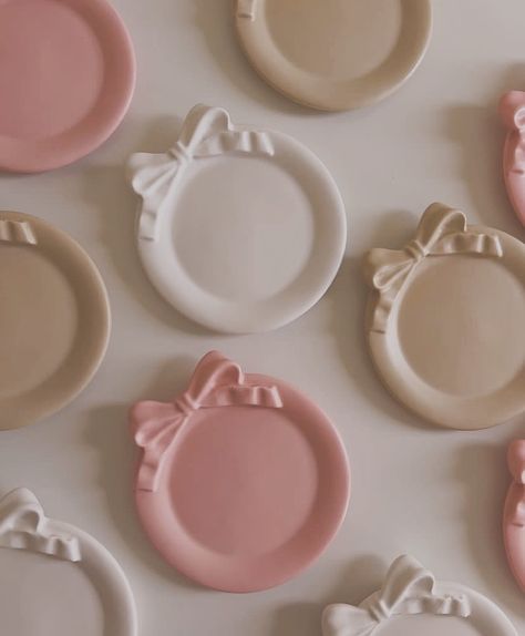 Cutesy bow trinkets 🎀 Pink Clay Ideas, Bow Pottery, Clay Tray Ideas, Bow Candle, Pink Dishes, Concrete Tray, Beginner Pottery, Diy Air Dry Clay, Acrylic Shelf