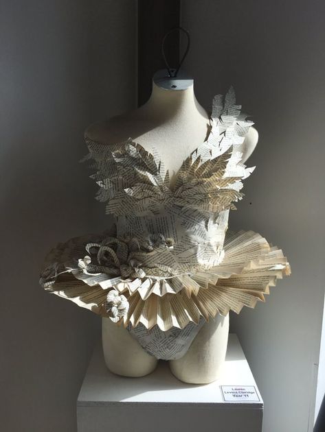 Paper Dress Art, Chubby Style, Sculpture Fashion, Sculpture Art Projects, Art Final, Recycled Dress, Paper Clothes, Mannequin Art, Bff Gifts Diy