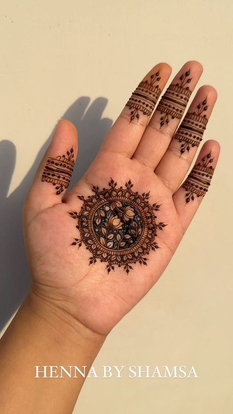 Bridal Floral Mehndi Designs, Minimal Mehendi Designs Aesthetic Palm, Easy Feet Mehndi Designs, Simple Palm Henna, Minimal Mehendi, Henna Nail Design, Front Mehndi Design, Simple Mehendi Designs, Mehndi Designs Bridal Hands